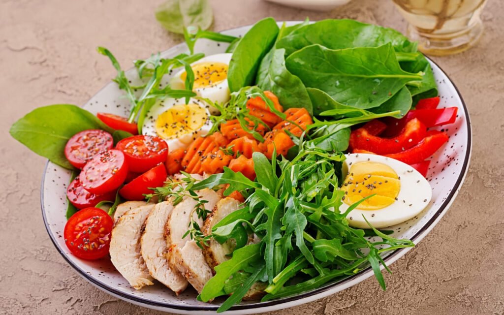 Mostram uma variedade de refeições saudáveis pré-preparadas e armazenadas em recipientes, além de lanches como frutas e castanhas, e bebidas. Elas destacam a praticidade e a organização para manter uma dieta equilibrada.