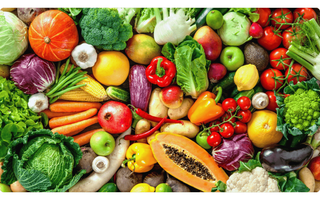 dieta mediterrânea: Salada vibrante com vegetais e frutas