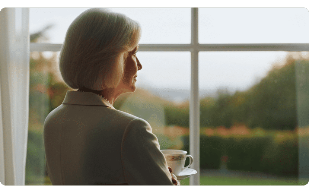 Pessoa consumindo chá natural para dor de cabeça.