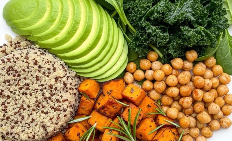 Prato colorido com quinoa, abacate fatiado, couve, grão-de-bico e batata-doce.