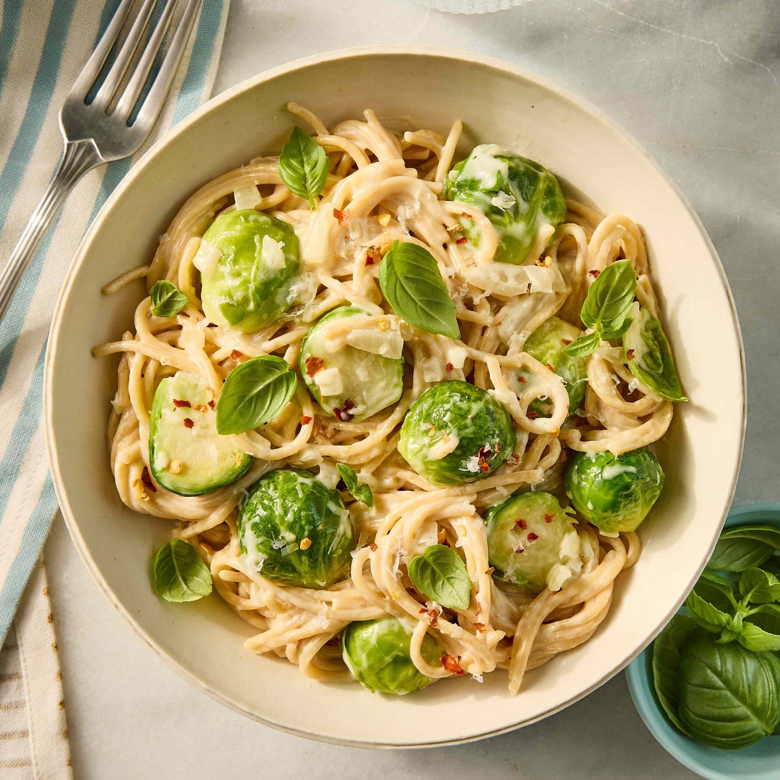 Espaguete Cremoso com Couve de Bruxelas