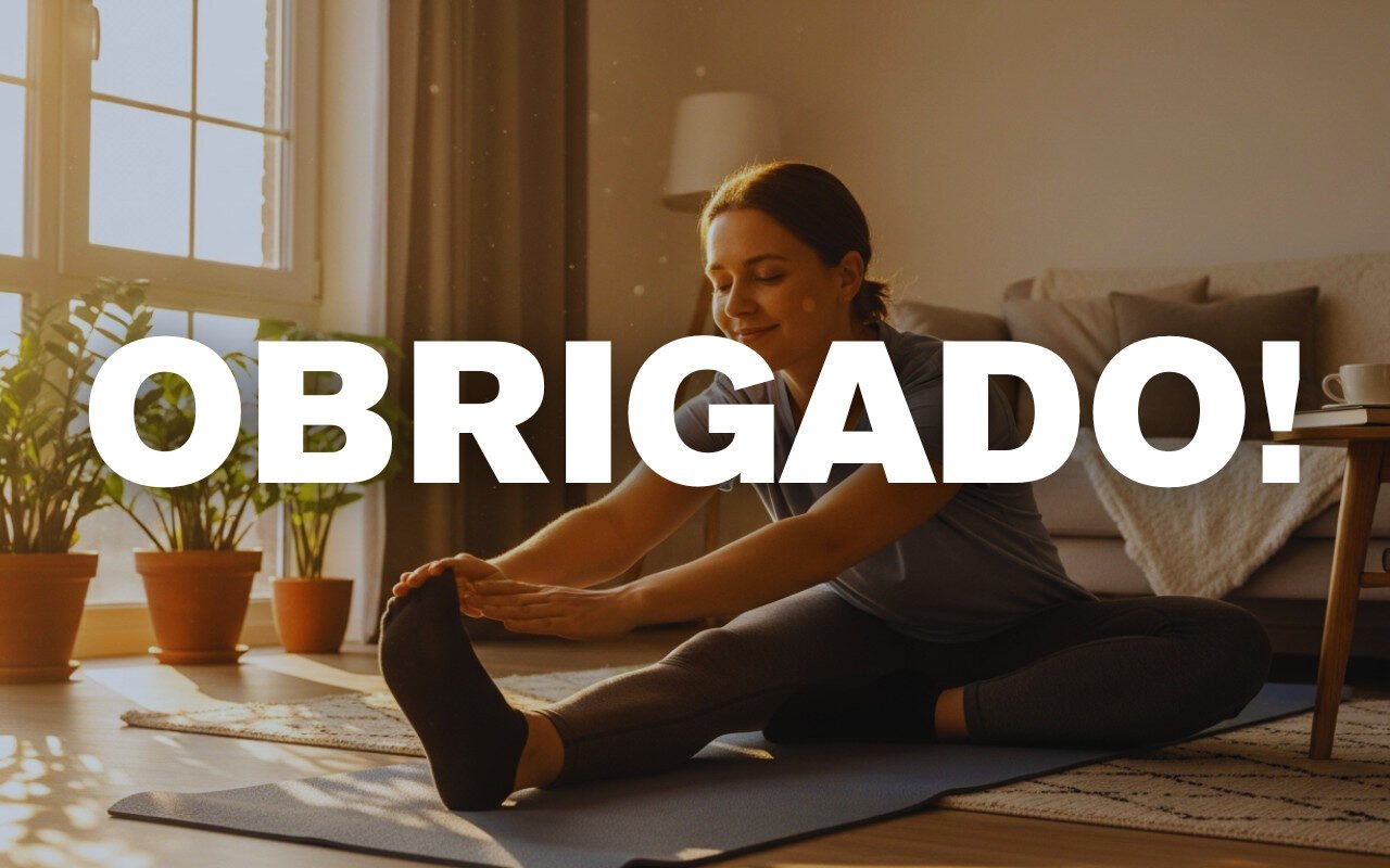 Pessoa alongando perna em tapete de yoga em sala com plantas ao fundo.