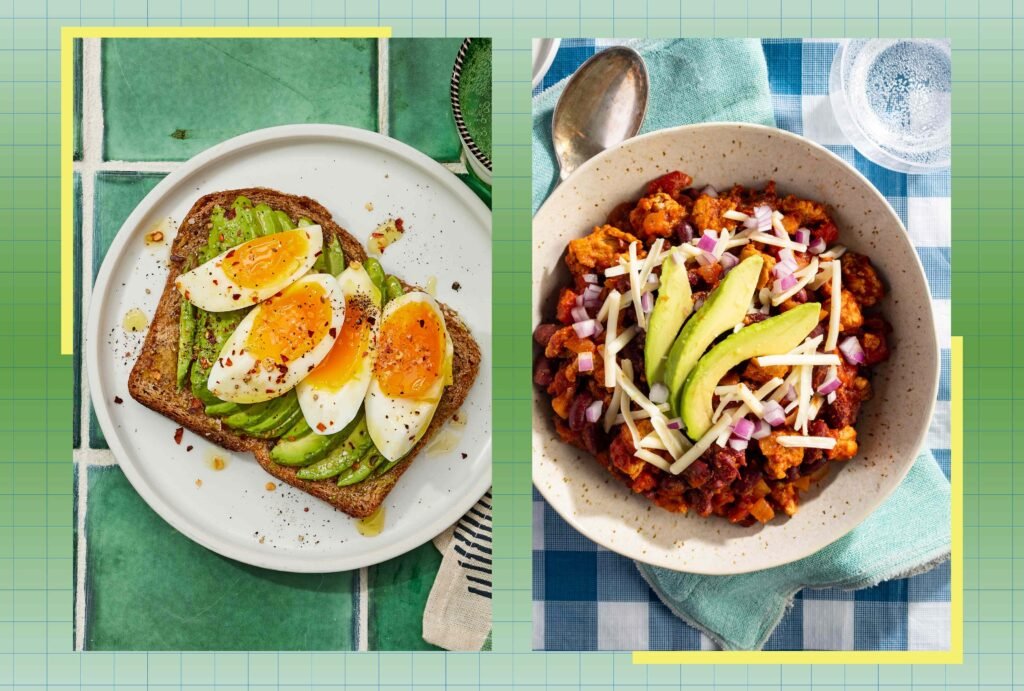 Prato com torrada, ovo e abacate ao lado de tigela com chili e abacate.