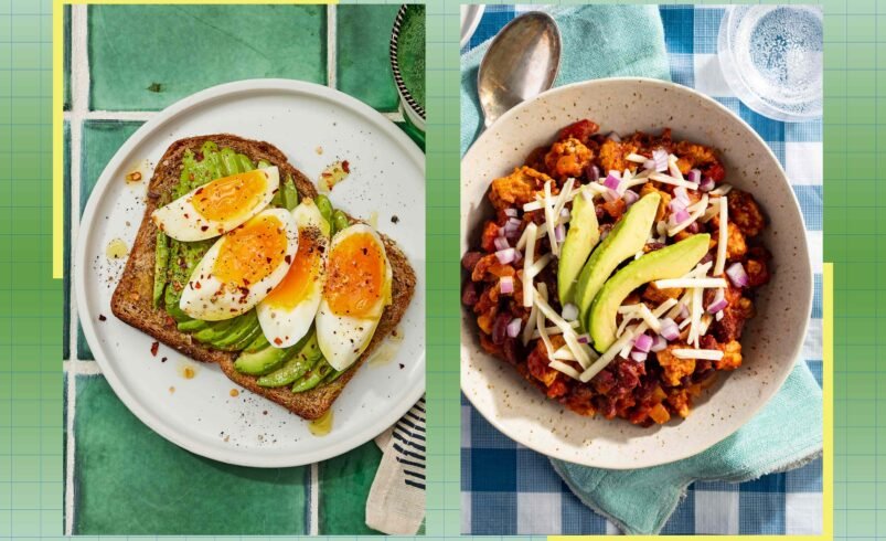 Prato com torrada, ovo e abacate ao lado de tigela com chili e abacate.