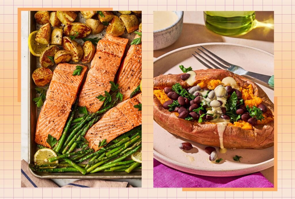 Salmão assado com aspargos e batatas ao lado de batata doce recheada com feijão e molho.