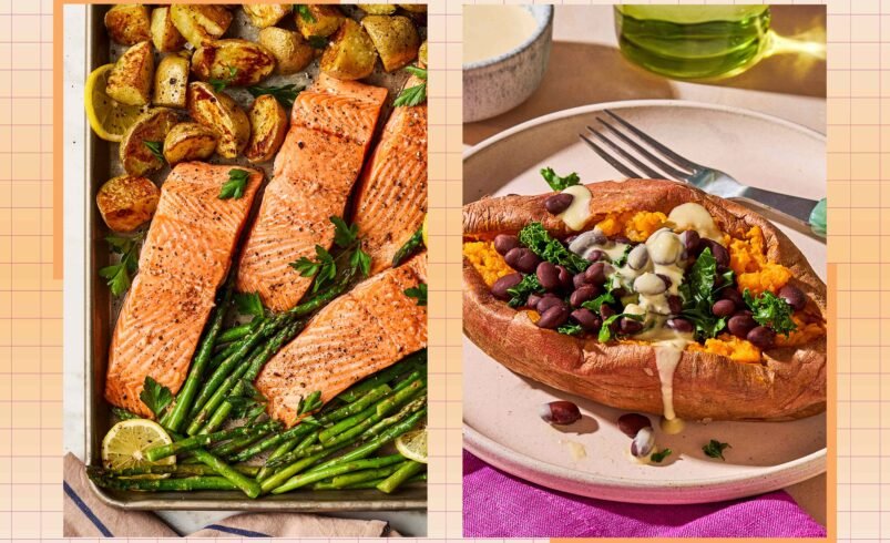 Salmão assado com aspargos e batatas ao lado de batata doce recheada com feijão e molho.