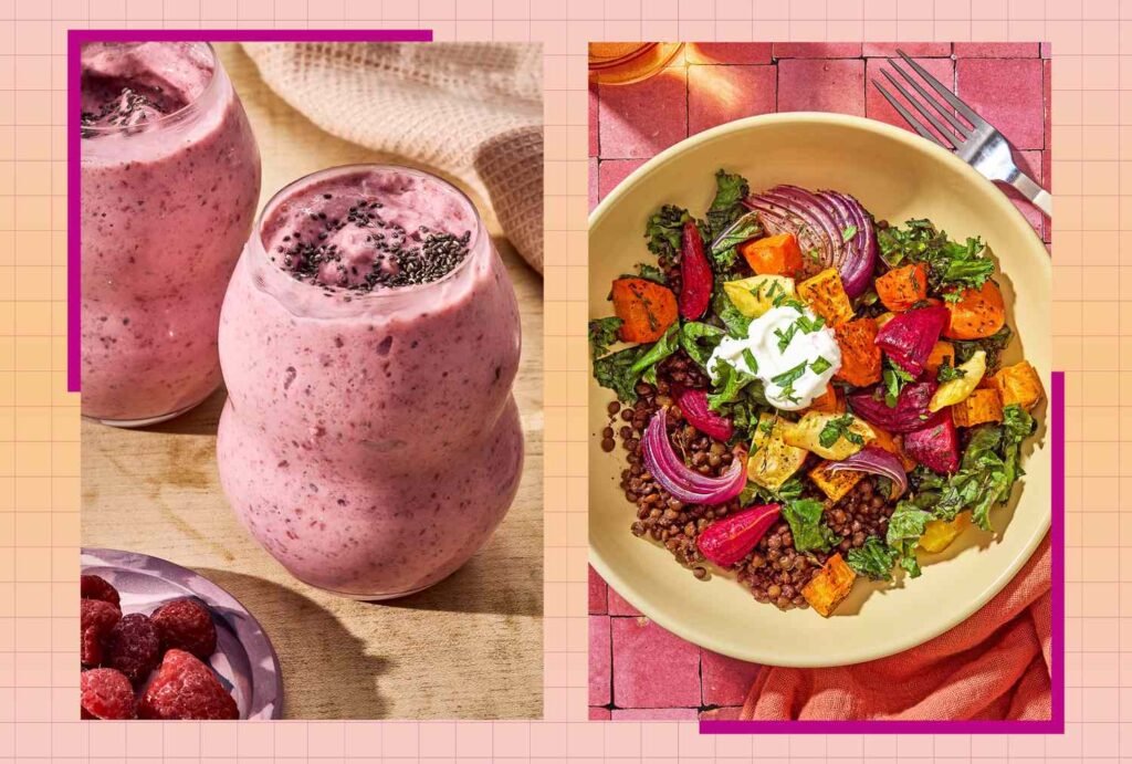Smoothie rosa com sementes de chia ao lado de uma salada de vegetais vibrantes.
