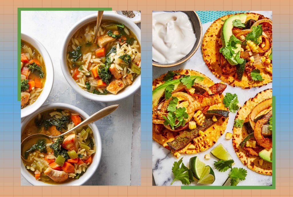 Mesas com tigelas de sopa de legumes e pratos de tacos recheados com abacate e guarnições.