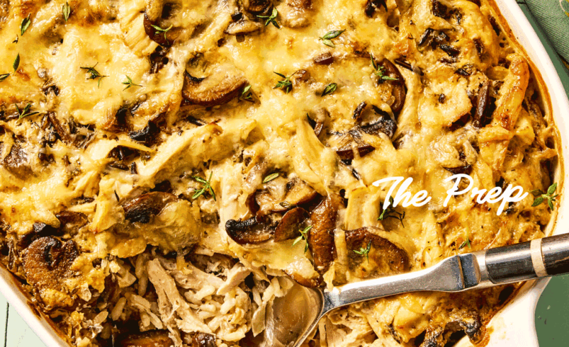 Gratinado de frango com cogumelos dourados e queijo derretido em refratário.