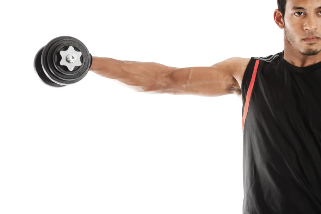 Braço masculino levantando haltere com fundo branco