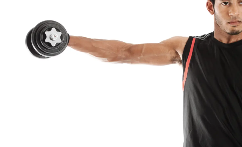 Braço masculino levantando haltere com fundo branco