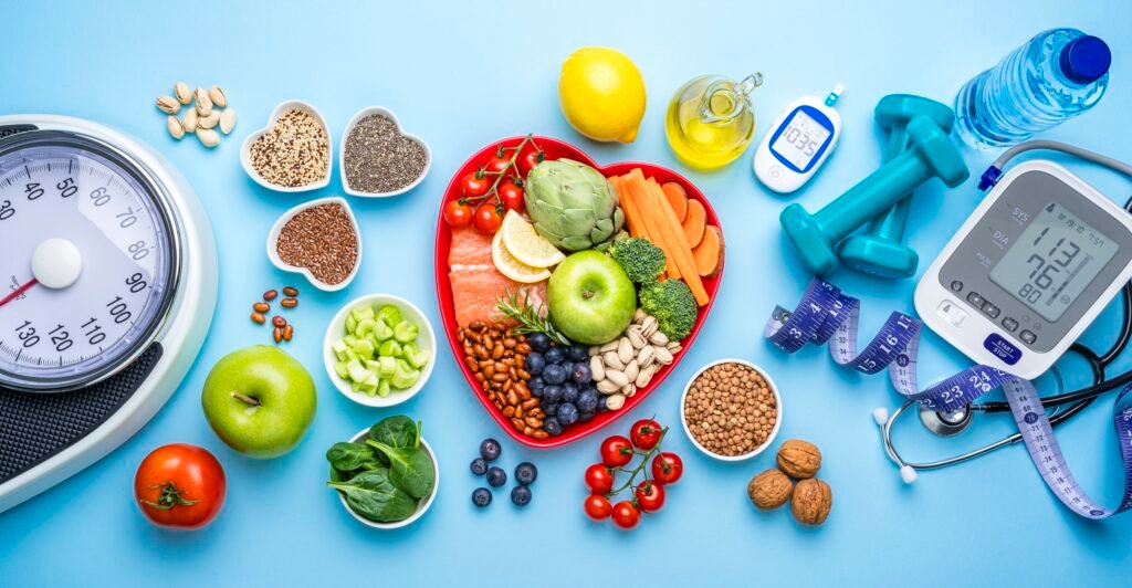 Mesa azul com alimentos saudáveis, equipamentos de saúde e exercícios.