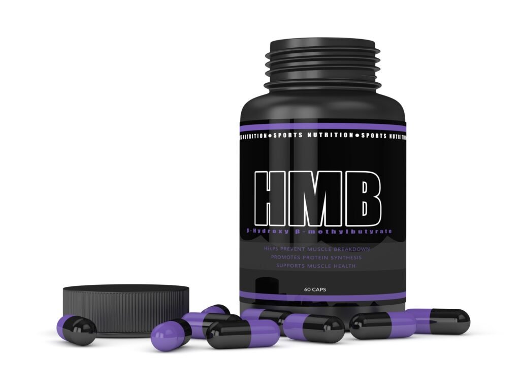 Frasco preto de suplemento HMB com cápsulas roxas e pretas ao redor.