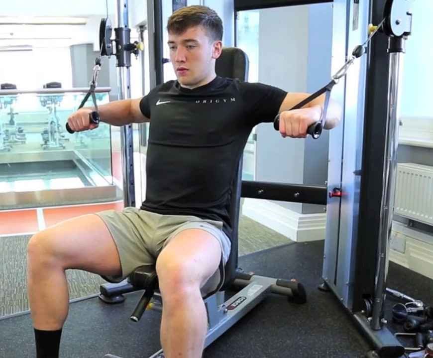 As 5 melhores variações de supino declinado para incluir no treino