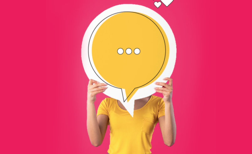 Pessoa com camiseta amarela segura balão de diálogo amarelo sobre fundo rosa.