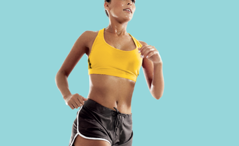 Mulher usando top amarelo e shorts preto correndo em fundo azul.