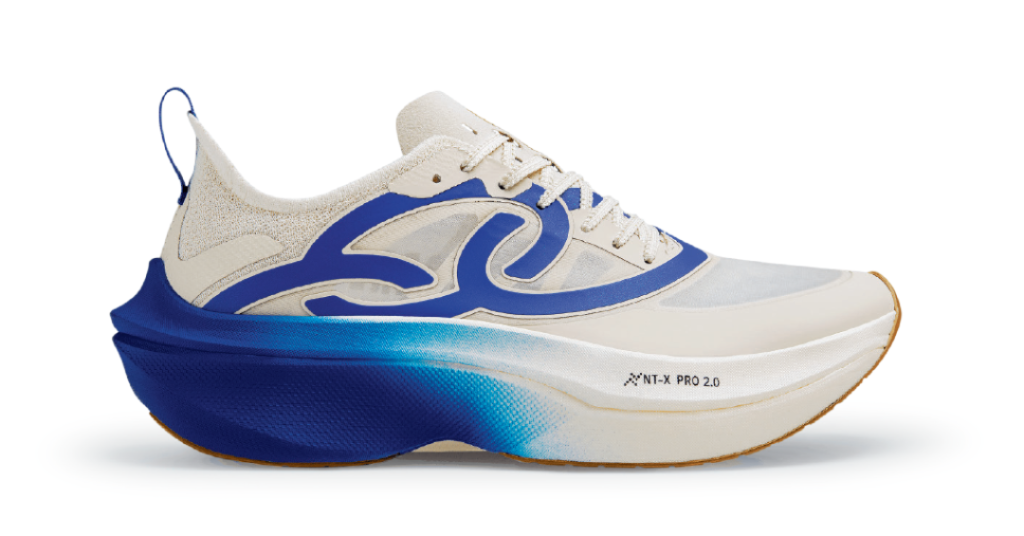 Tênis esportivo com design branco e detalhes em azul, sola marcante.