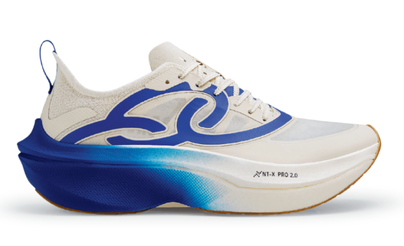 Tênis esportivo com design branco e detalhes em azul, sola marcante.