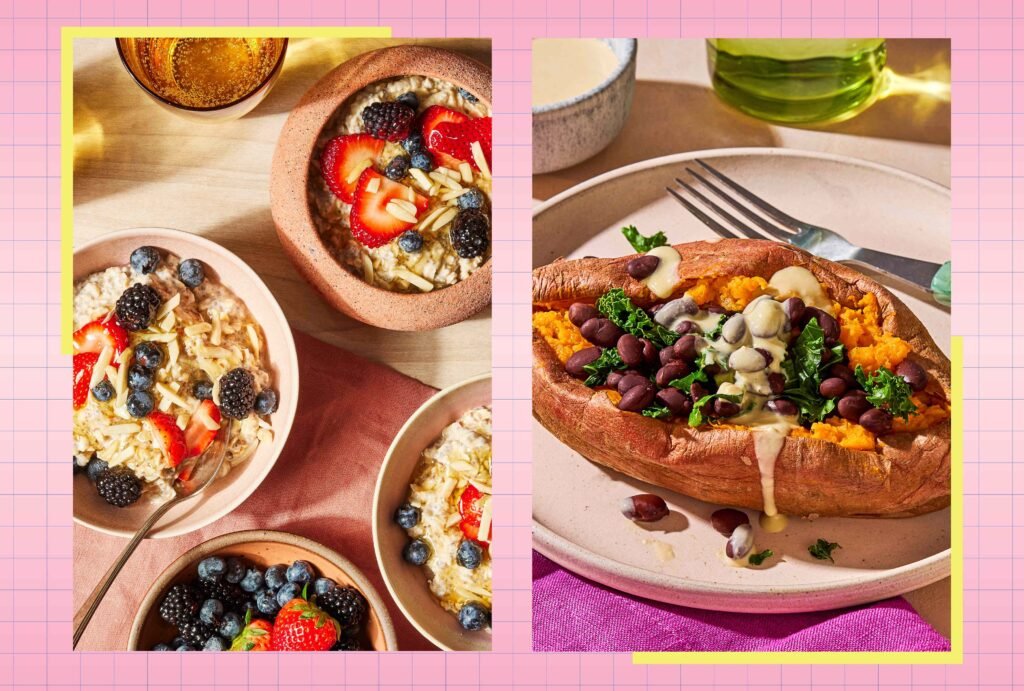 Mesa com tigelas de frutas e prato de batata-doce recheada decorado.