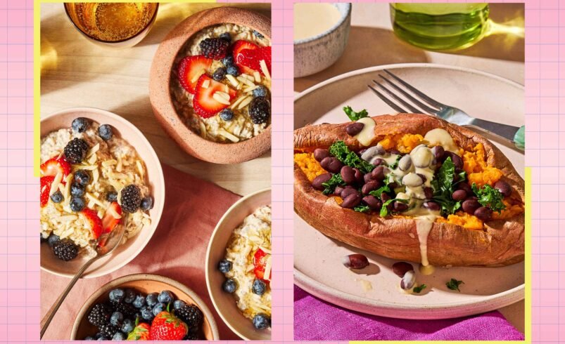 Mesa com tigelas de frutas e prato de batata-doce recheada decorado.