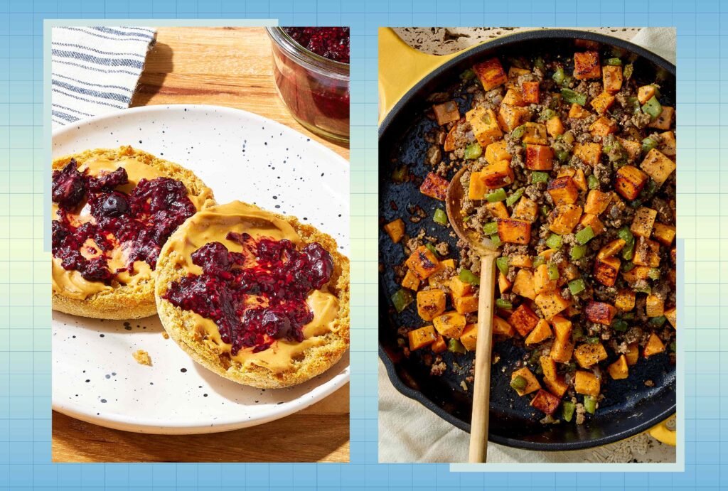 Torradas com pasta e geleia de frutas ao lado de panela com vegetais salteados.