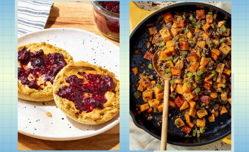 Torradas com pasta e geleia de frutas ao lado de panela com vegetais salteados.