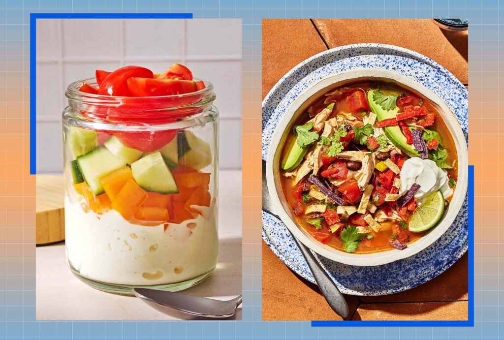 Pote de salada com legumes frescos e tigela de sopa com frango e limão.