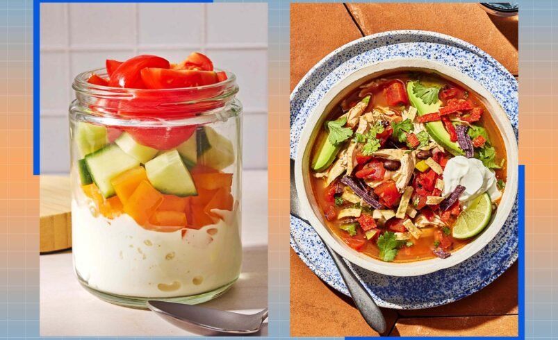 Pote de salada com legumes frescos e tigela de sopa com frango e limão.