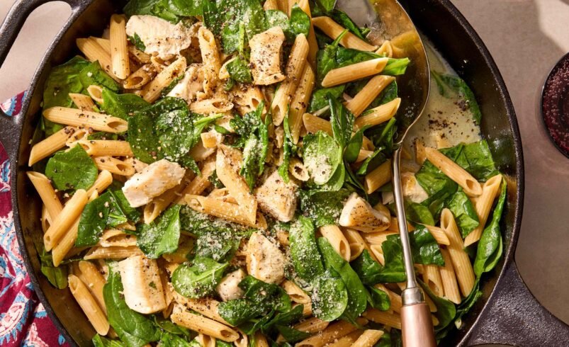 Frigideira com macarrão penne, frango, espinafre e temperos.