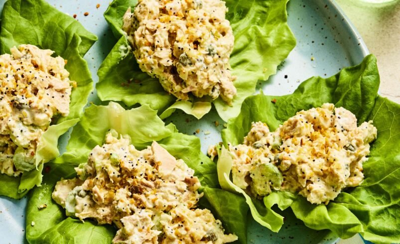 Prato com folhas de alface recheadas com uma mistura de salada de frango.