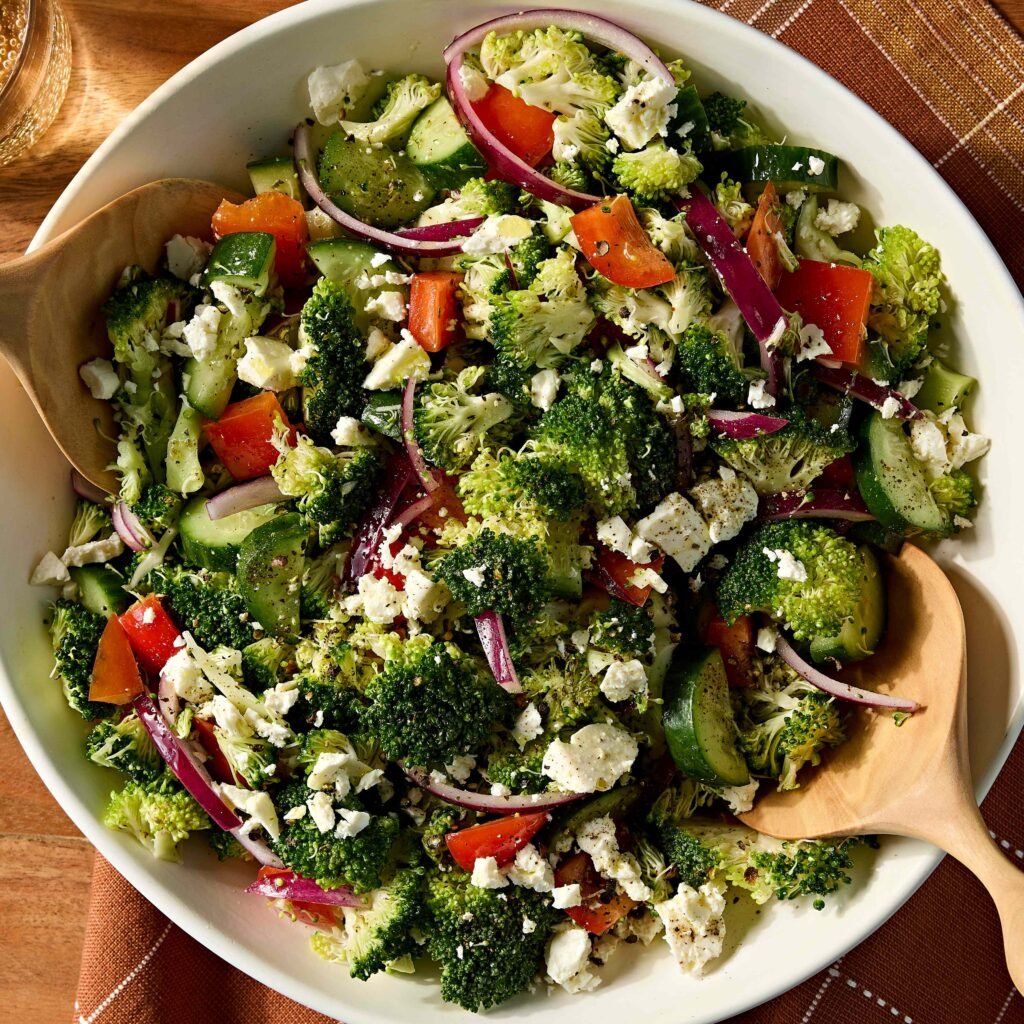 Salada de Brócolis com Feta 1 Tigela de salada com brócolis, pepino, tomate, cebola roxa e queijo feta.