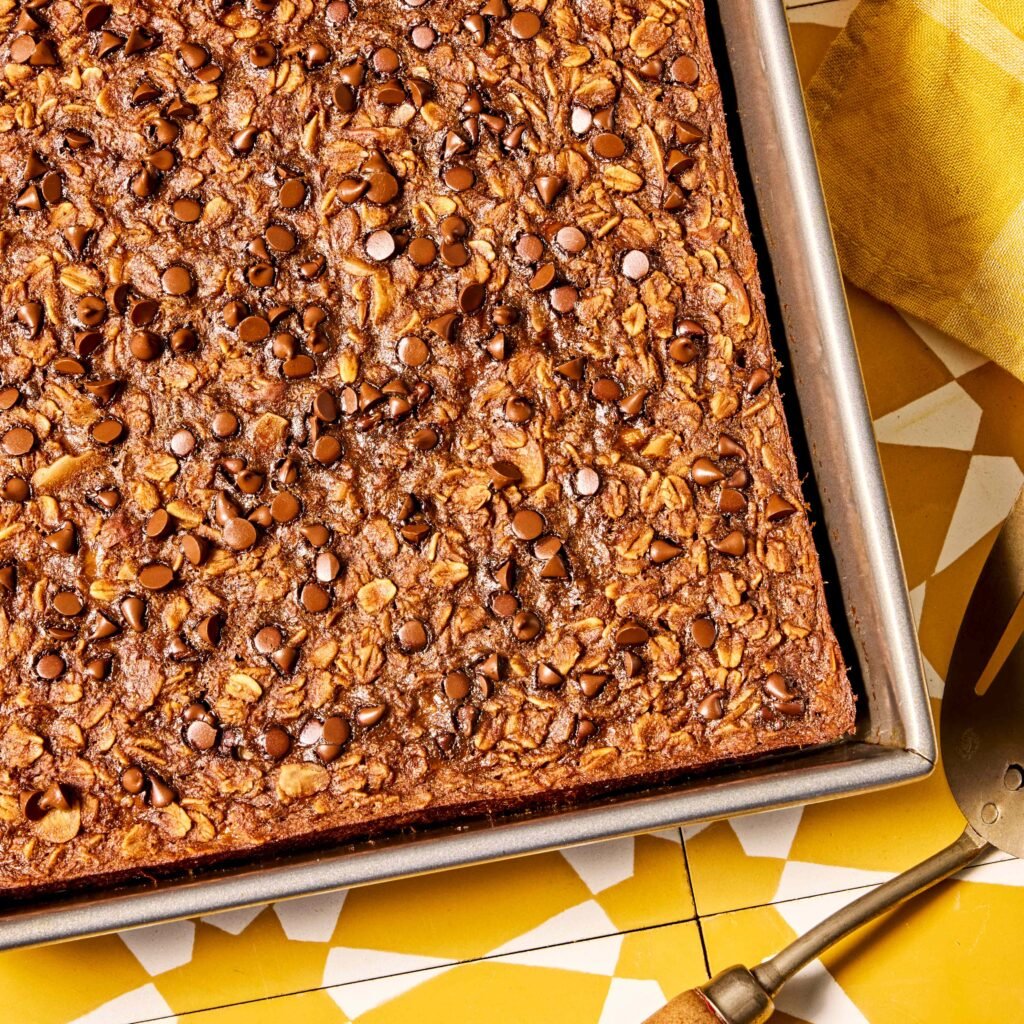 Mais de 15 receitas de café da manhã com alto teor de fibras que não são smoothies 1 Bolo de chocolate com gotas de chocolate em uma assadeira retangular, com fundo amarelo.