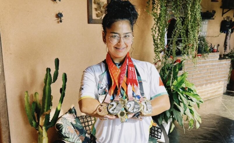 Transplante e 19 cirurgias: nadadora mineira brilha com pódio mundial