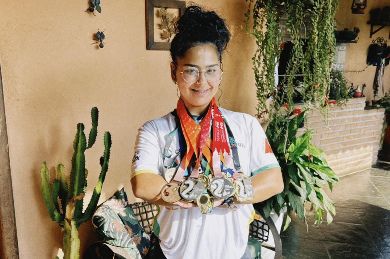 Transplante e 19 cirurgias: nadadora mineira brilha com pódio mundial