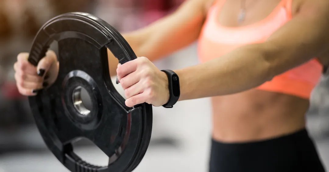 Treino com Anilhas: Como Fortalecer o Corpo Todo Sem Máquinas