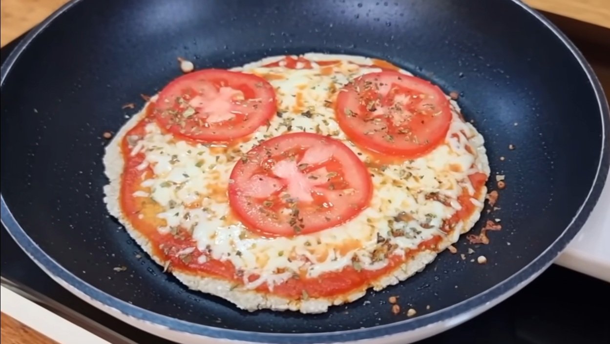 Pizza de frigideira fácil, leve, saudável e deliciosa – Pronta em minutos – Muito prática! Sem trigo