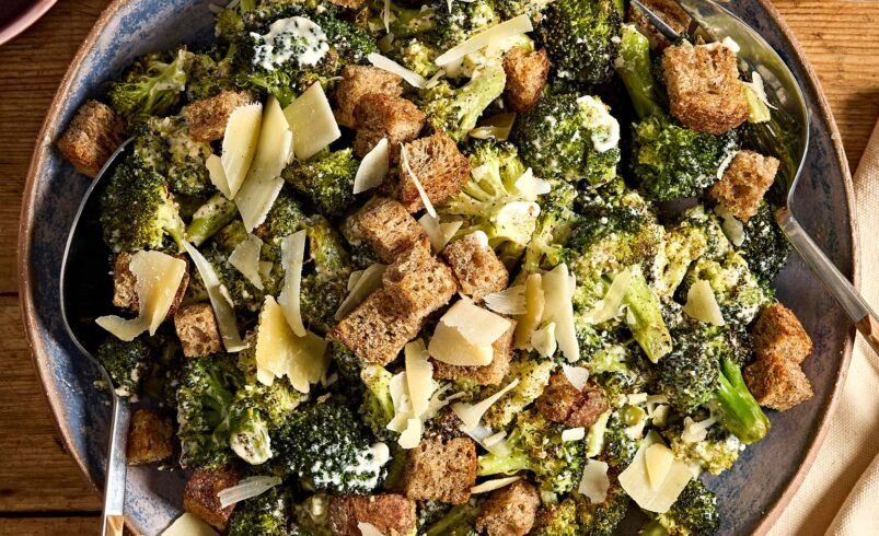 Salada de brócolis com croutons de pão integral e lascas de queijo.