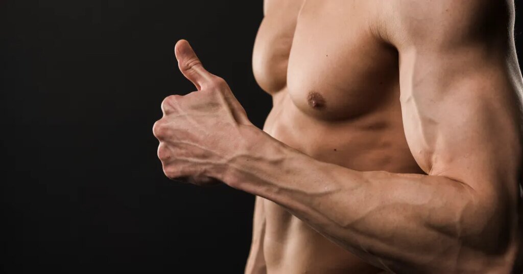 Braço definido com músculos evidenciados em fundo preto.