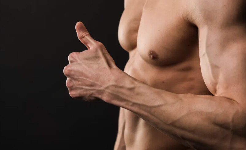 Braço definido com músculos evidenciados em fundo preto.