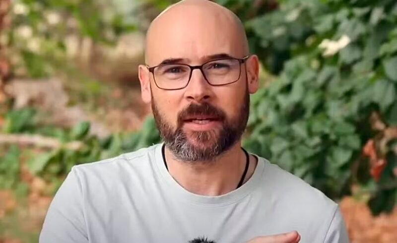 Diagnosticado com Alzheimer aos 41 anos diz sinal comum da doença que ignorou