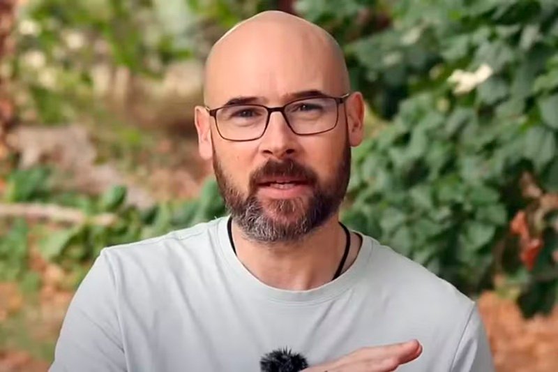 Diagnosticado com Alzheimer aos 41 anos diz sinal comum da doença que ignorou