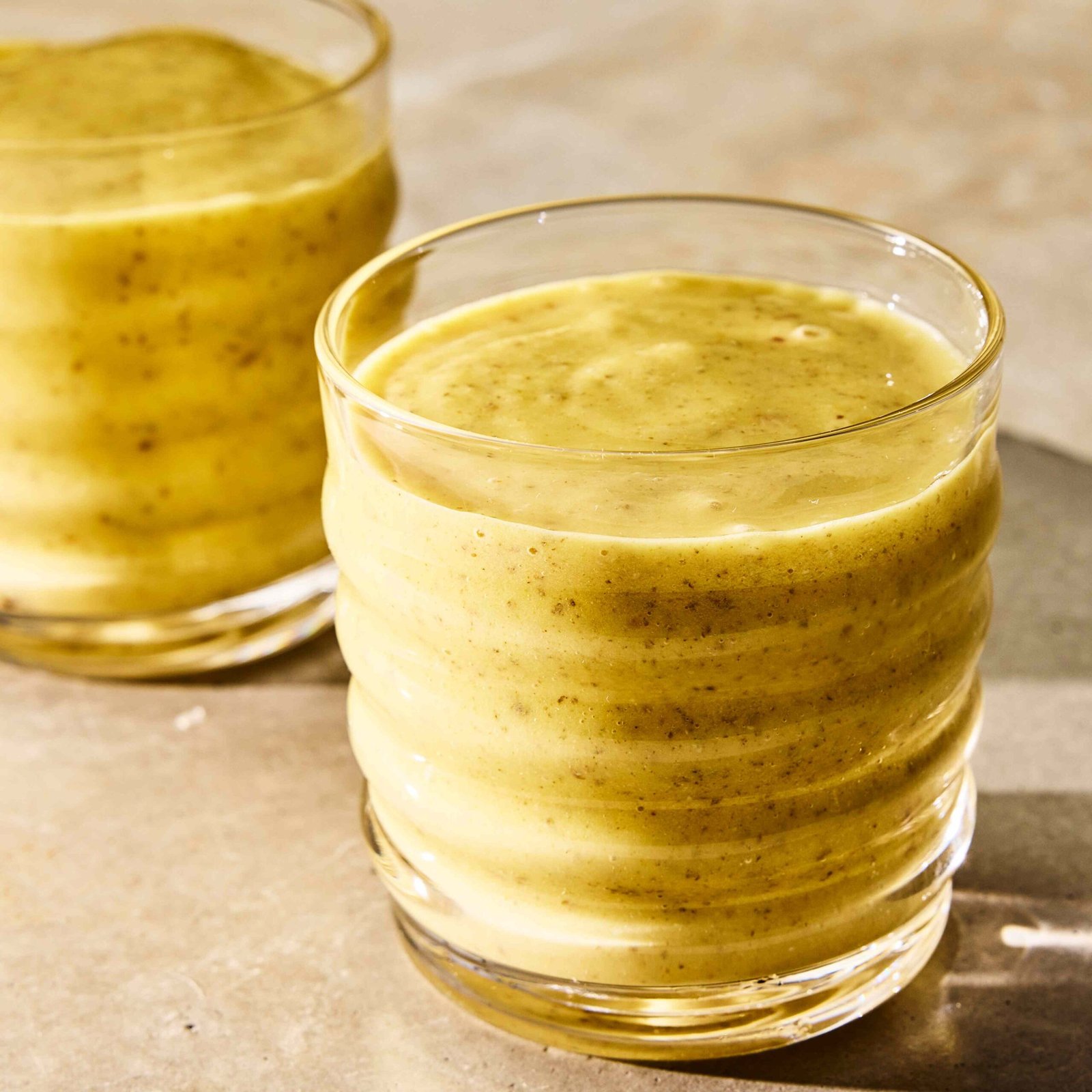 Smoothie de sementes de chia com abacaxi, manga e pêssego