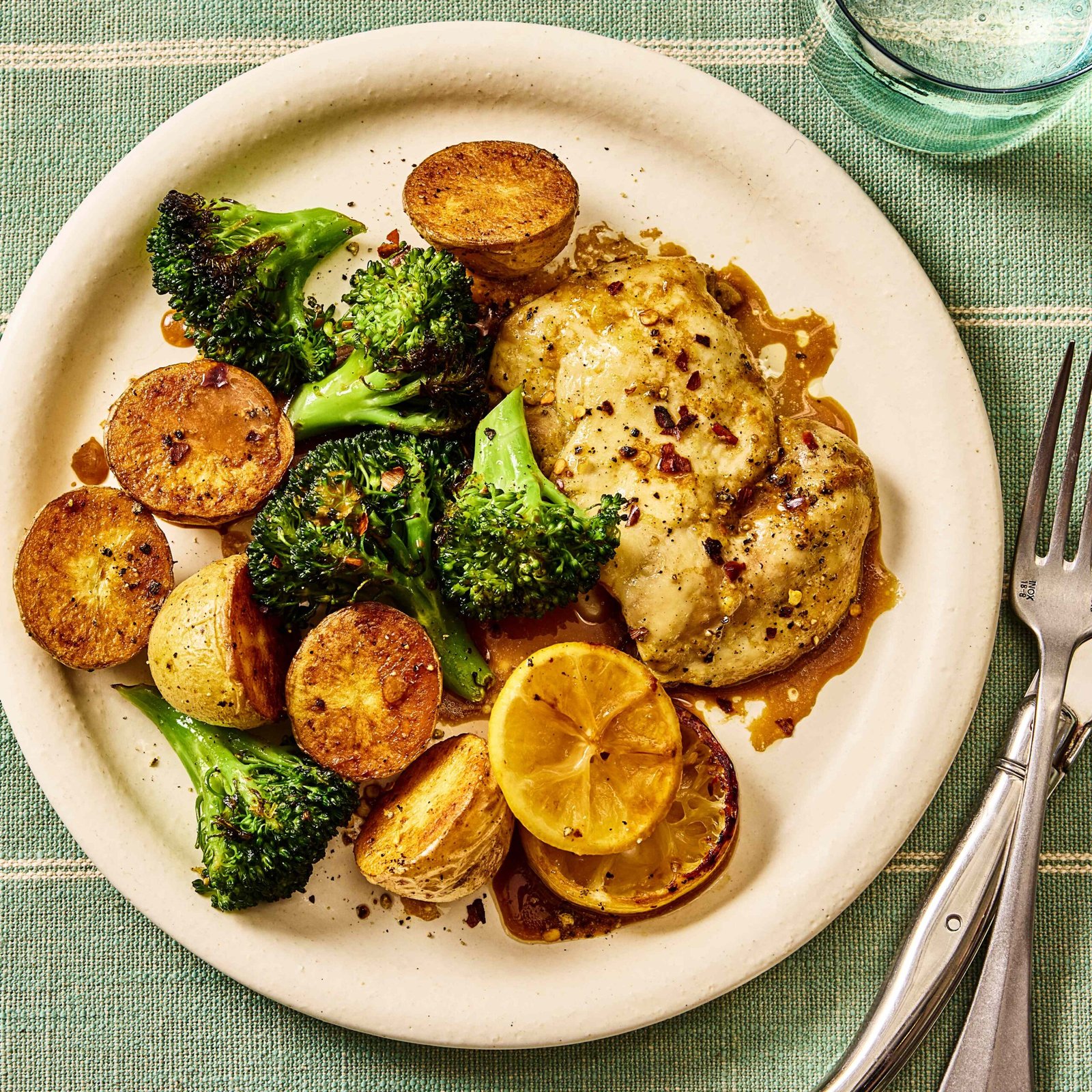 Frango com Limão e Pimenta em Panela com Brócolis e Batatas