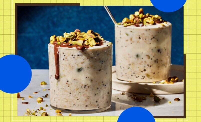 Copo de sobremesa com pistache e calda de chocolate sobre fundo azul.