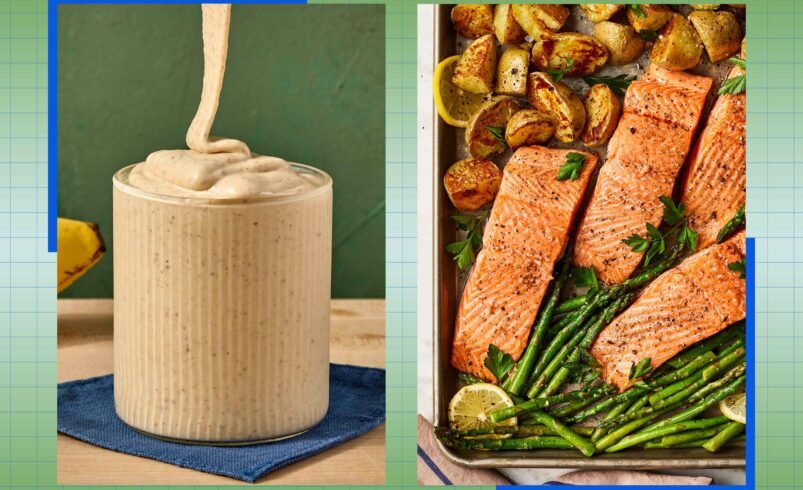 Copo de smoothie cremoso e assado de salmão com legumes frescos.