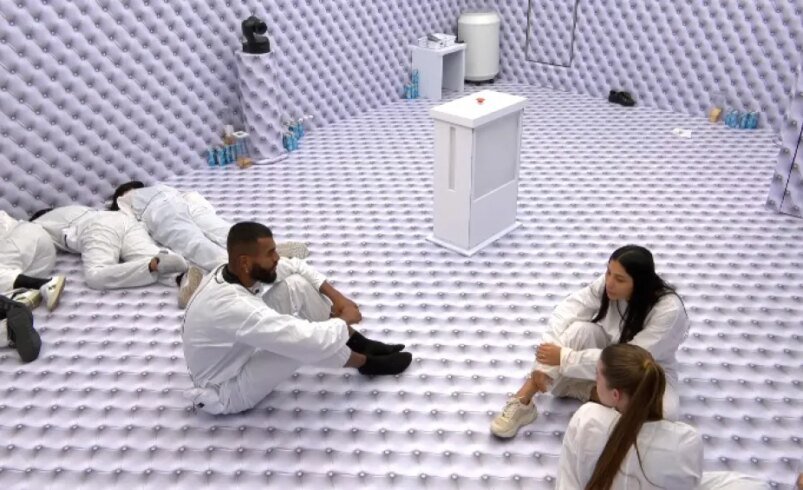 Por que o quarto branco pode ser tão “perturbador” para os participantes do BBB?