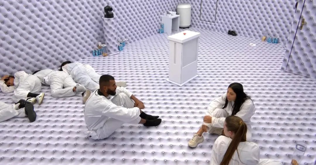 Por que o quarto branco pode ser tão “perturbador” para os participantes do BBB?