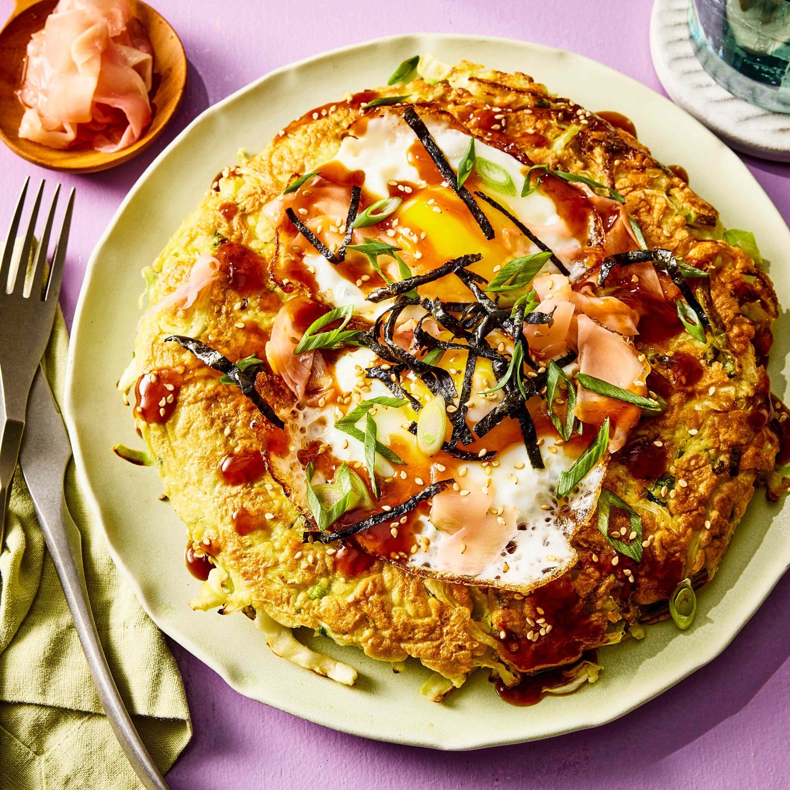 Okonomiyaki com ovo frito