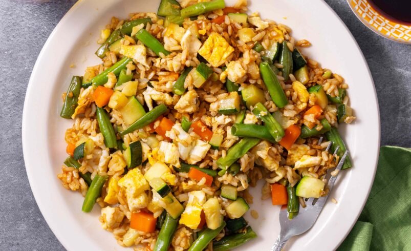 Este arroz frito vegetariano fácil chega à mesa em 20 minutos