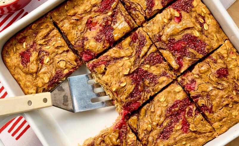 Barras de manteiga de amêndoa rica em proteínas e aveia e morango